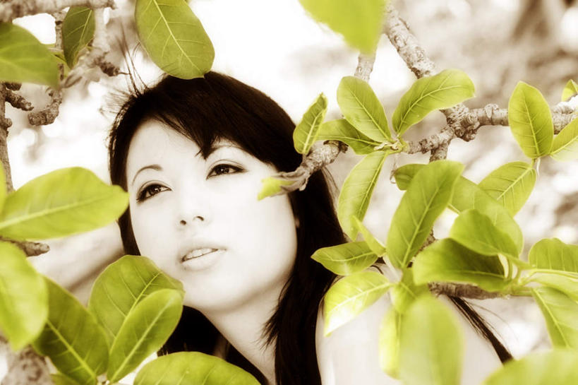 西方人,脸,头,脸颊,一个人,站,横图,室外,特写,白天,正面,植物,叶子,欧洲,欧洲人,仅一个年轻女性,仅一个女性,仅一个人,服装,绿叶,枝条,注视,休闲装,树,树木,树枝,衣服,观察,看,站着,休闲,休闲服,嫩叶,服饰,观看,察看,关注,虬枝,枝杈,年轻女性,女人,女性,白种人,头部,脸部,脸蛋,面部,叶,叶片,站立,半身,彩图