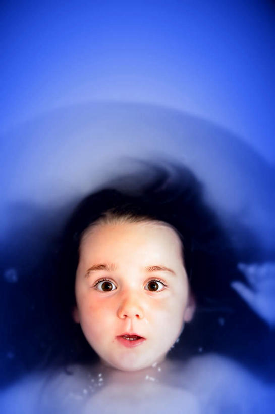 西方人,儿童,脸,头,脸颊,一个人,躺,竖图,俯视,室内,特写,白天,纯洁,卫生间,浴室,欧洲,欧洲人,仅一个女性,仅一个人,注视,裸露,小孩,观察,看,张嘴,仅一个小孩,浴盆,可爱,童年,童趣,观看,察看,关注,裸,张大嘴巴,童真,烂漫,无邪,卧着,天真,女孩,女人,女性,白种人,孩子,头部,脸部,脸蛋,面部,淋浴房,张开嘴,躺着,卧,半身,彩图,高角度拍摄,冲凉房,沐浴间,沐浴室,女生