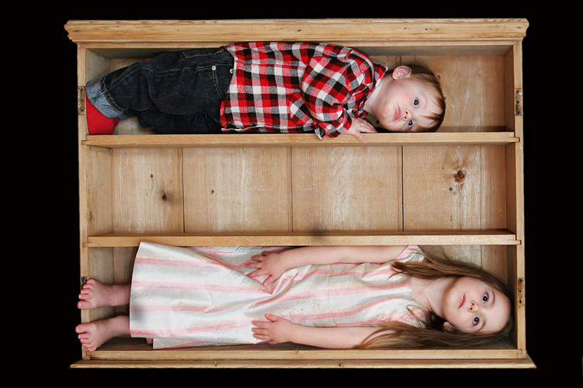 西方人,儿童,脸,头,脸颊,两个人,躺,横图,俯视,室内,白天,纯洁,柜子,欧洲,欧洲人,黑色背景,服装,注视,休闲装,小孩,衣服,衣橱,观察,看,休闲,休闲服,可爱,童年,童趣,摄影,服饰,影棚,观看,察看,关注,童真,烂漫,无邪,更衣橱,卧着,天真,男孩,男人,男性,女孩,女人,女性,白种人,头部,脸部,脸蛋,面部,躺着,卧,彩图,高角度拍摄,全身,影棚拍摄,拍摄,男生,女生