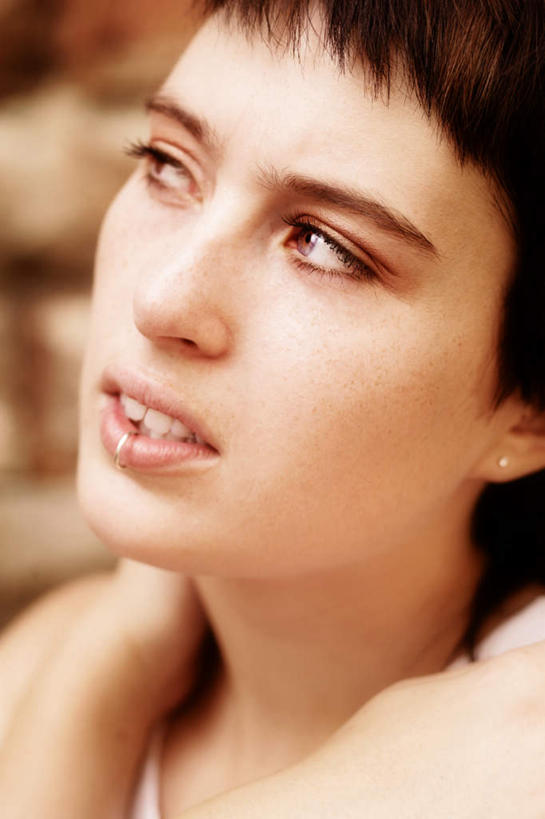 西方人,脸,头,脸颊,一个人,站,双手交叉,竖图,室外,特写,白天,正面,欧洲,欧洲人,仅一个年轻女性,仅一个女性,仅一个人,服装,注视,休闲装,衣服,观察,看,站着,休闲,休闲服,服饰,观看,察看,双手抱胸,关注,年轻女性,女人,女性,白种人,头部,脸部,脸蛋,面部,站立,半身,彩图