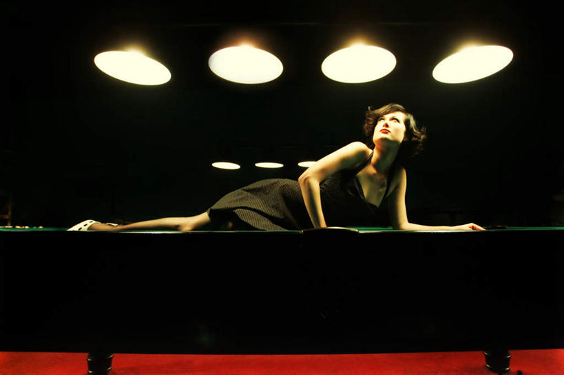 西方人,脸,头,脸颊,一个人,躺,横图,室内,白天,正面,台球,照明,欧洲,欧洲人,仅一个年轻女性,仅一个女性,仅一个人,一排,撞球,服装,整齐,球杆,灯光,注视,休闲装,运动器械,吊灯,彩球,灯,排列,衣服,灯具,观察,看,休闲,休闲服,健身器械,服饰,观看,照亮,察看,台球桌,照明设备,队列,关注,健身器材,斯诺克,斯诺克球,斯诺克台球,卧着,桌球,年轻女性,女人,女性,白种人,头部,脸部,脸蛋,面部,抬头,躺着,卧,仰头,彩图,全身,运动器材