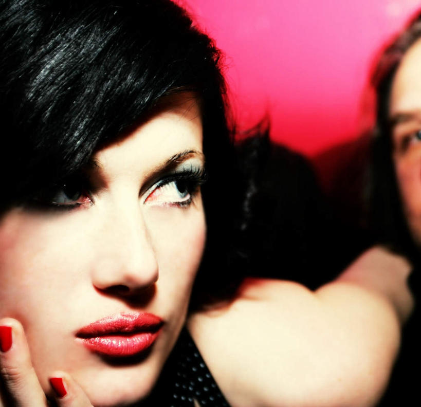 西方人,脸,头,脸颊,一个人,站,方图,室内,特写,白天,正面,欧洲,欧洲人,仅一个年轻女性,仅一个女性,仅一个人,撑,服装,托腮,注视,休闲装,衣服,口红,观察,看,托,站着,休闲,休闲服,服饰,观看,察看,关注,托下巴,年轻女性,女人,女性,白种人,头部,脸部,脸蛋,面部,站立,半身,彩图