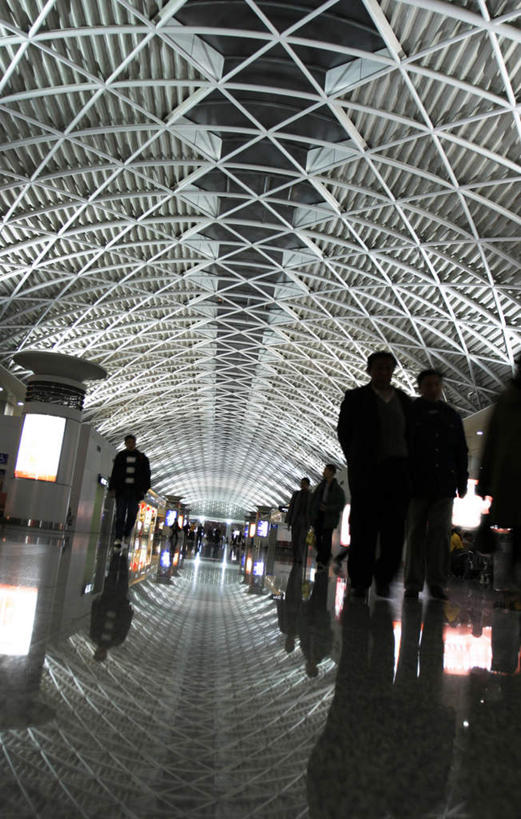 机场,站,走,竖图,室内,白天,正面,旅游,度假,天花板,飞机场,瓷砖,地砖,地面,许多人,娱乐,站着,一群人,享受,休闲,放松,男人,男性,年轻男性,年轻女性,女人,女性,航空站,空港,步行,散步,站立,走路,彩图,全身