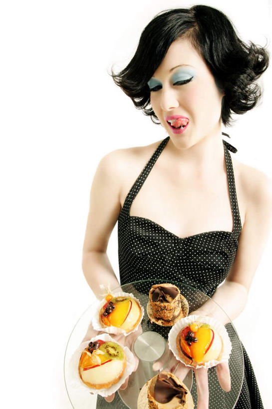 点心,西方人,脸,头,脸颊,手,一个人,站,捧,竖图,室内,特写,白天,白色背景,正面,下午茶,餐具,欧洲,欧洲人,仅一个年轻女性,仅一个女性,仅一个人,盘绕,服装,环绕,围绕,碟子,盘,食品,环抱,注视,休闲装,吐舌头,食物,糕点,衣服,盘子,碟,低头,观察,看,伸舌头,站着,休闲,手部,休闲服,吐舌,摄影,服饰,影棚,缭绕,观看,察看,关注,年轻女性,女人,女性,白种人,头部,脸部,脸蛋,面部,端,端着,捧着,手捧,站立,半身,彩图,影棚拍摄,拍摄,蛋糕