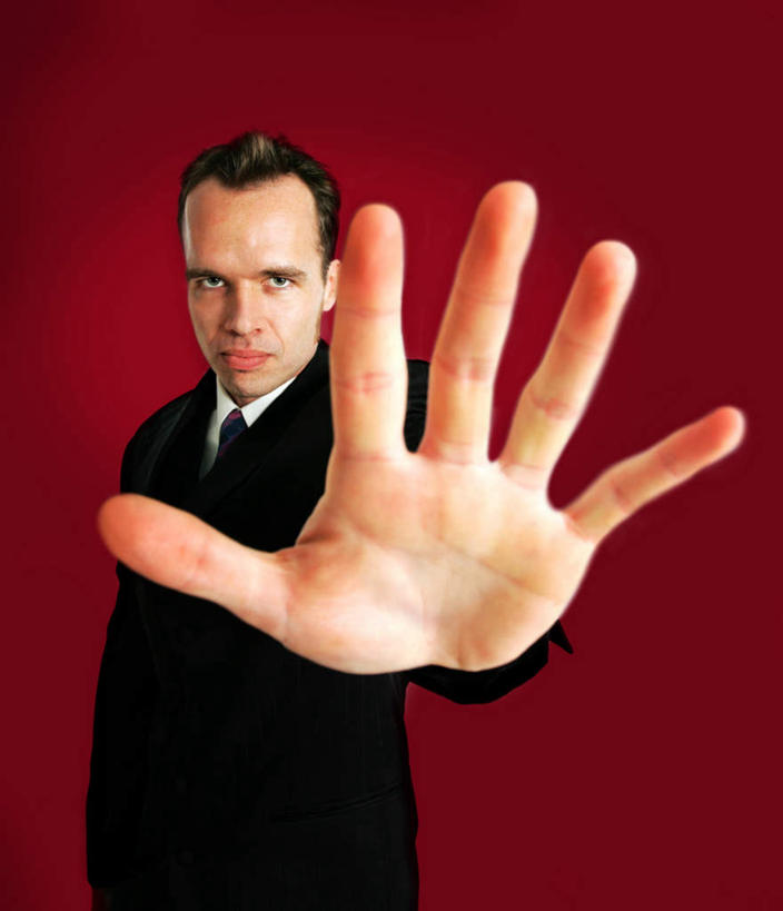 西方人,脸,头,脸颊,一个人,商务人士,商务男性,站,举,竖图,室内,特写,白天,正面,衬衫,欧洲,欧洲人,仅一个男性,仅一个人,仅一个中年男性,红色背景,套装,注视,观察,看,托,站着,摄影,影棚,观看,察看,关注,商务装,工薪阶层,男人,男性,中年男性,白种人,头部,脸部,脸蛋,面部,白领,上班族,举起,举手,举着,向上举,向上伸,向上托,站立,半身,彩图,影棚拍摄,衬衣,拍摄