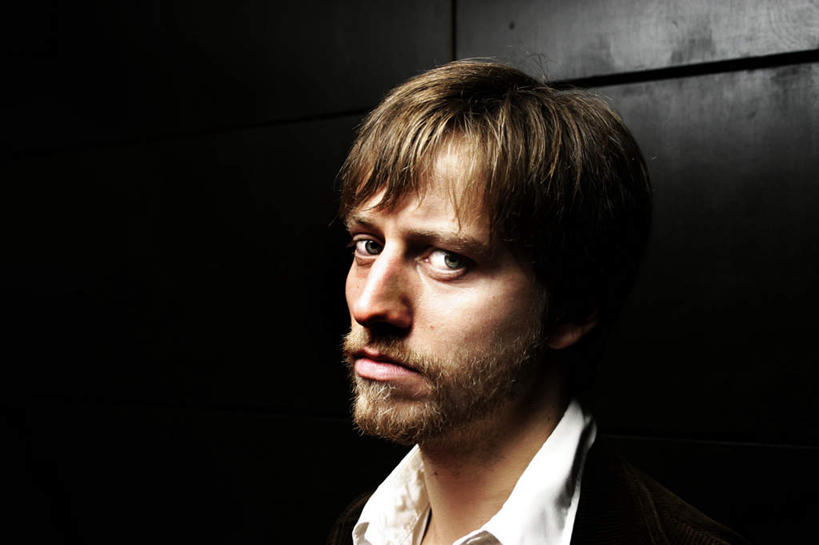 西方人,胡须,一个人,站,横图,室内,白天,正面,欧洲,欧洲人,仅一个男性,仅一个人,阴影,反射,影子,墙,注视,墙壁,墙面,仅一个年轻男性,观察,看,站着,观看,察看,关注,男人,男性,年轻男性,白种人,胡子,络腮胡,站立,半身,彩图