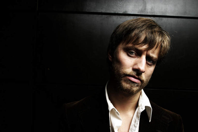 西方人,胡须,一个人,站,横图,室内,白天,正面,欧洲,欧洲人,仅一个男性,仅一个人,阴影,反射,影子,墙,注视,墙壁,墙面,仅一个年轻男性,观察,看,站着,观看,察看,关注,男人,男性,年轻男性,白种人,胡子,络腮胡,站立,半身,彩图