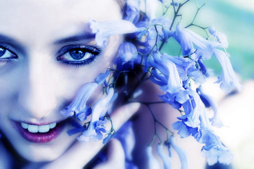 西方人,脸,头,脸颊,一个人,站,笑,微笑,露齿笑,横图,室内,特写,白天,正面,植物,欧洲,欧洲人,仅一个年轻女性,仅一个女性,仅一个人,许多,盛开,注视,花,花瓣,花朵,花卉,鲜花,紫色,花蕊,观察,看,站着,观看,察看,关注,年轻女性,女人,女性,白种人,头部,脸部,脸蛋,面部,站立,半身,彩图