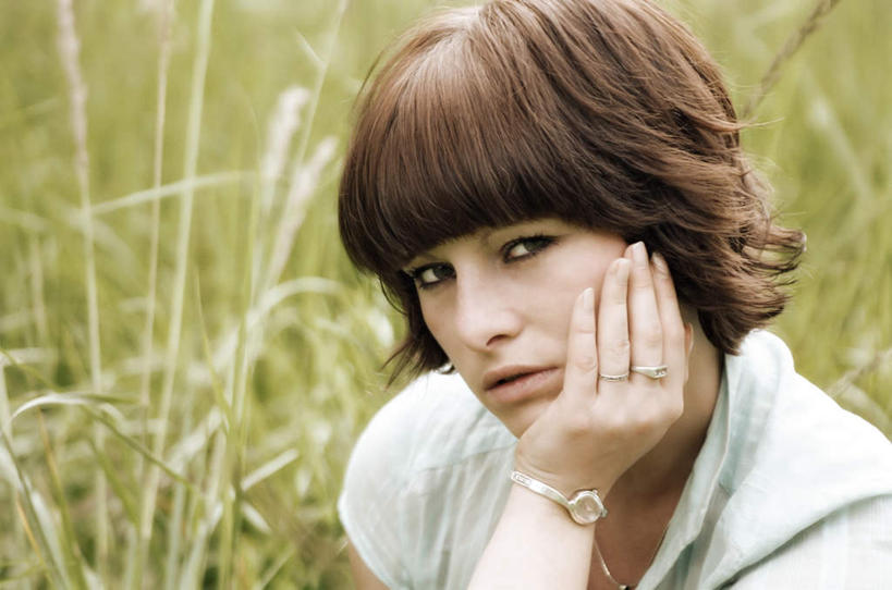 西方人,一个人,坐,横图,室外,白天,正面,草地,草坪,植物,欧洲,欧洲人,仅一个年轻女性,仅一个女性,仅一个人,撑,朦胧,模糊,托腮,注视,草,绿色,观察,看,托,观看,察看,关注,托下巴,年轻女性,女人,女性,白种人,坐着,半身,彩图