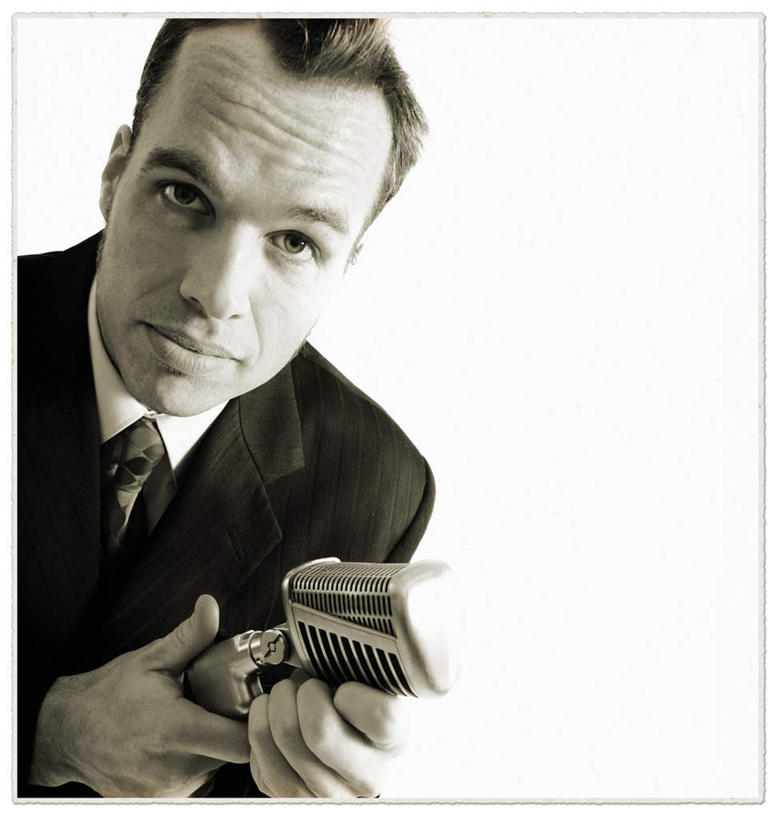 西方人,一个人,商务人士,商务男性,站,竖图,室内,白天,白色背景,正面,衬衫,欧洲,欧洲人,仅一个男性,仅一个人,套装,领带,注视,仅一个年轻男性,话筒,观察,看,站着,摄影,影棚,观看,察看,麦克风,关注,扩音器,商务装,传声器,工薪阶层,微音器,年轻男性,白种人,年轻人,白领,上班族,站立,半身,彩图,影棚拍摄,衬衣,拍摄