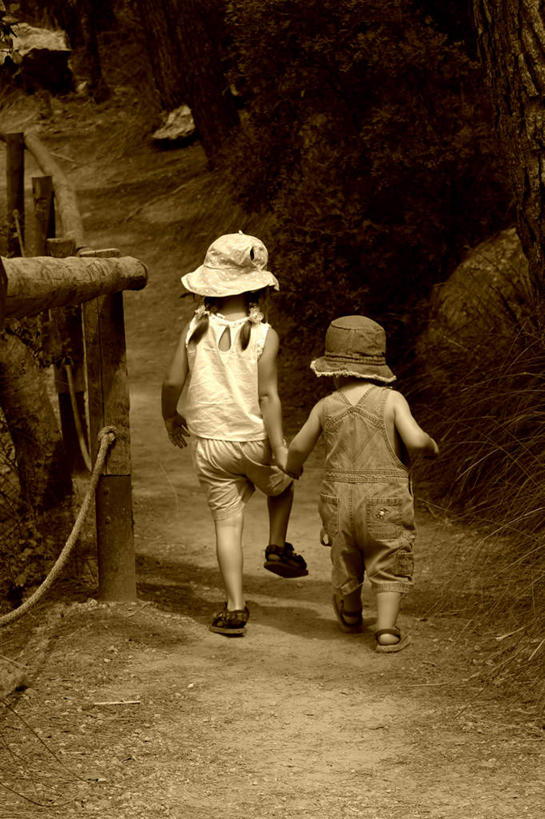 西方人,儿童,两个人,伙伴,朋友,跑,握手,竖图,室外,白天,正面,锻炼,友谊,纯洁,运动,道路,路,公路,欧洲,欧洲人,交通,小孩,可爱,童年,童趣,童真,烂漫,无邪,体育,天真,友情,女孩,女人,女性,白种人,马路,搀手,拉手,跑步,手搀手,手拉手,手牵手,手握手,彩图,全身,健身,女生