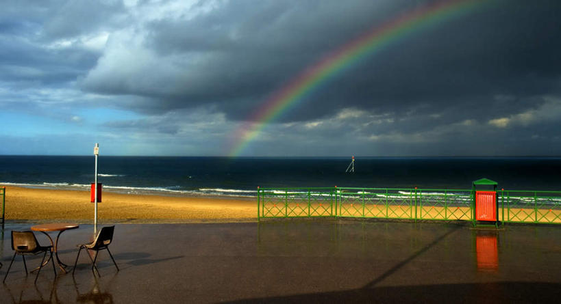 无人,横图,室外,白天,正面,旅游,度假,彩虹,海浪,海洋,美景,桌面,桌子,椅子,英国,欧洲,木制,木椅,景观,浪花,水平线,辽阔,海平线,娱乐,蓝色,蓝天,天空,自然,海水,木制品,天,享受,休闲,广阔,景色,放松,晴朗,一望无际,西欧,自然风光,大不列颠,海景,大不列颠及北爱尔兰联合王国,万里无云,大不列颠联合王国,日不落英帝国,无边无际,一马平川,大海,风浪,海,海水的波动,近岸浪,涌浪,虹,虹桥,七彩虹,晴空,晴空万里,天虹,彩图,水天相接,水天一线