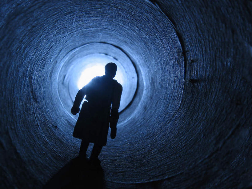 西方人,儿童,一个人,走,横图,室内,白天,正面,纯洁,欧洲,欧洲人,仅一个男性,仅一个人,隧道,注视,小孩,观察,看,仅一个小孩,可爱,童年,童趣,观看,察看,地道,关注,童真,烂漫,无邪,天真,男孩,男人,男性,白种人,孩子,步行,散步,走路,半身,彩图,男生