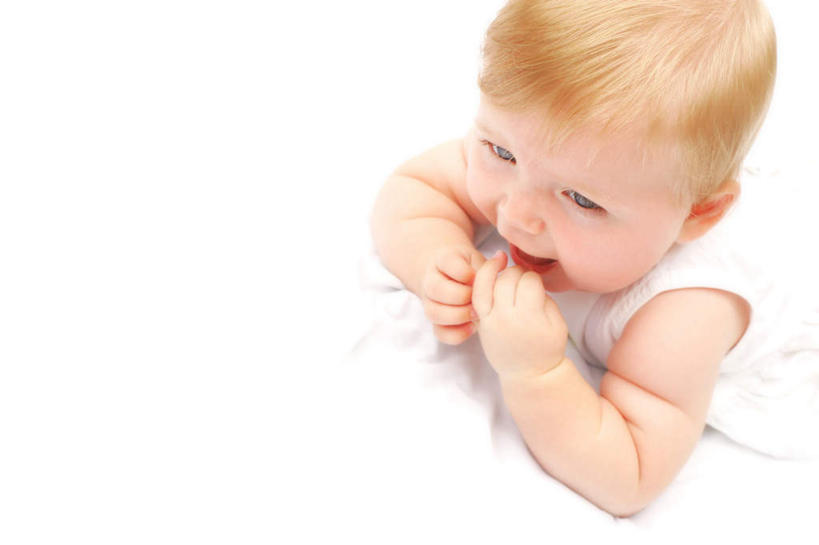 西方人,婴儿,儿童,脸,头,脸颊,一个人,坐,横图,俯视,室内,白天,白色背景,纯洁,欧洲,欧洲人,仅一个人,注视,小孩,观察,看,金色,可爱,摄影,活泼,影棚,观看,察看,关注,宝宝,纯真,烂漫,无邪,伶俐,天真,白种人,孩子,头部,脸部,脸蛋,面部,坐着,半身,彩图,高角度拍摄,影棚拍摄,拍摄,短发