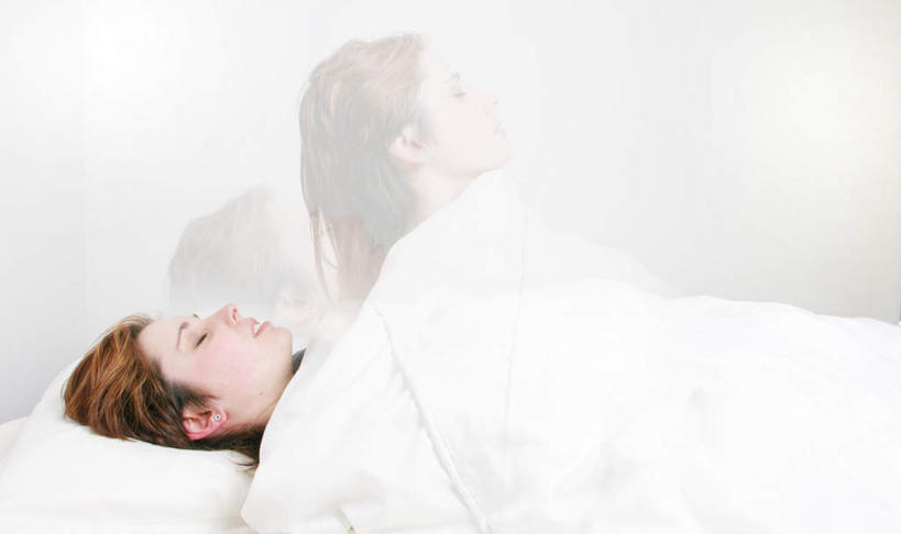 西方人,一个人,坐,躺,闭眼,睡,横图,室内,白天,正面,床,欧洲,欧洲人,仅一个年轻女性,仅一个女性,仅一个人,朦胧,模糊,墙,床单,被子,墙壁,墙面,摄影,单人床,影棚,被单,年轻女性,女人,女性,白种人,闭眼睛,闭着眼,闭着眼睛,困,困觉,寝息,睡觉,躺着,坐着,半身,彩图,影棚拍摄,拍摄