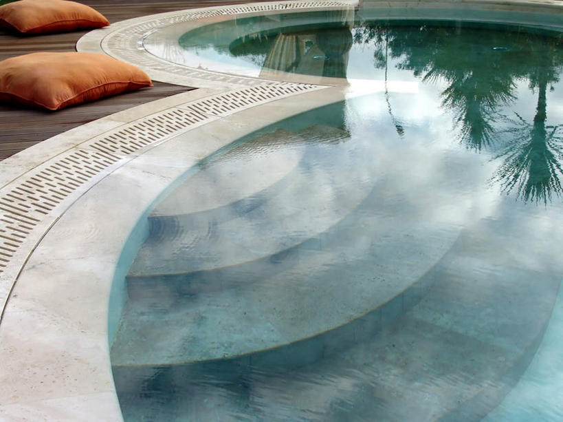 无人,体育馆,游泳池,横图,俯视,室外,白天,锻炼,运动,水,植物,靠垫,楼梯,棕榈树,叶子,阴影,反射,影子,阶梯,水池,水面,绿叶,靠枕,泳池,台阶,树,树木,绿色,自然,垫子,枕头,嫩叶,生长,成长,游泳馆,棕榈叶,体育,叶,叶片,彩图,高角度拍摄,健身