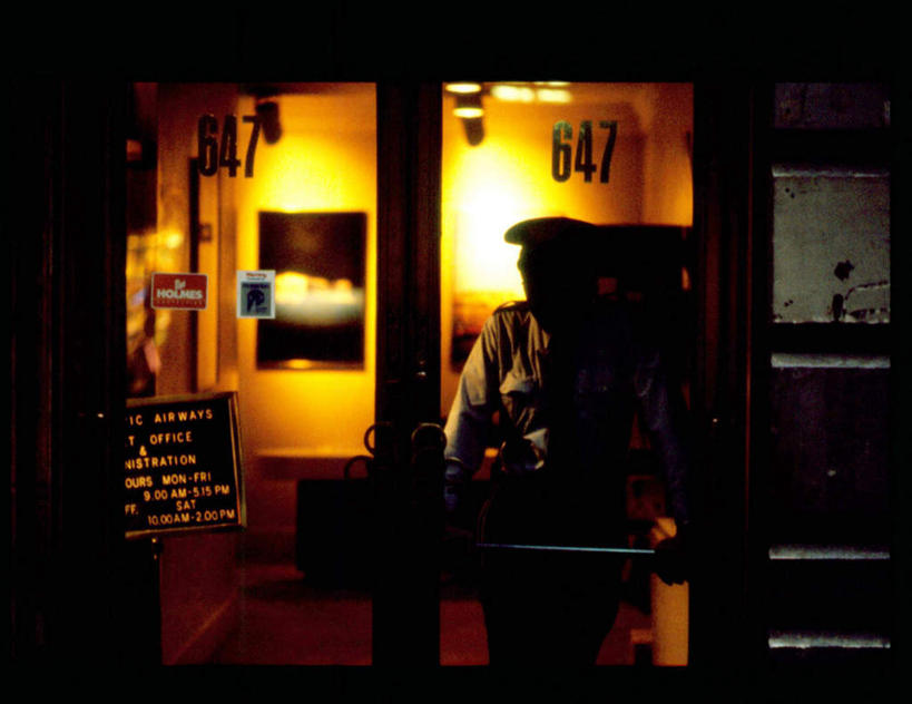 西方人,一个人,酒吧,坐,横图,室内,夜晚,正面,窗户,欧洲,欧洲人,仅一个男性,仅一个人,标志,数字,文字,字符,标识,玻璃窗,仅一个年轻男性,阿拉伯数字,男人,男性,年轻男性,白种人,坐着,半身,彩图,酒吧间,酒馆