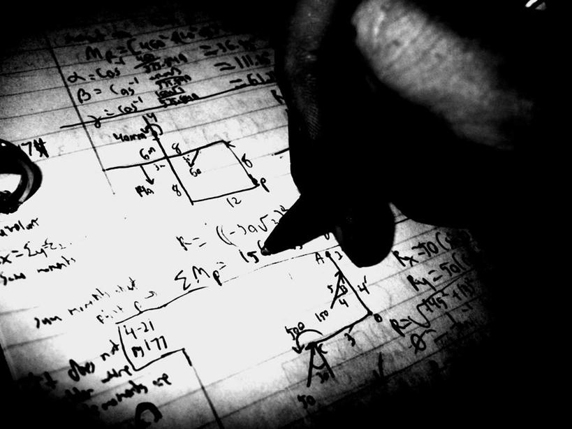 西方人,一个人,坐,横图,俯视,黑白,室内,白天,欧洲,欧洲人,仅一个男性,仅一个人,握,笔,标志,数字,文字,字符,办公用品,拿,拿着,标识,水笔,文具,仅一个年轻男性,学习用品,握着,阿拉伯数字,文具用品,男人,男性,年轻男性,白种人,坐着,半身,高角度拍摄