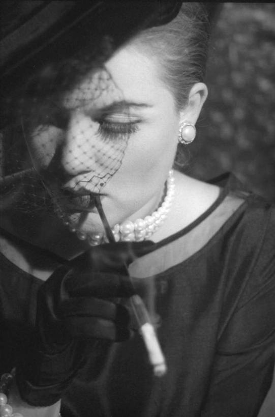 西方人,一个人,坐,竖图,室内,白天,正面,安全,香烟,帽子,项链,欧洲,欧洲人,仅一个年轻女性,仅一个女性,仅一个人,握,防护,拿,拿着,注视,礼帽,装饰品,饰品,手套,首饰,低头,观察,看,烟,握着,观看,保护,察看,关注,保险,保全,周全,安稳,安定,防护手套,平安,年轻女性,女人,女性,白种人,卷烟,烟草,纸烟,坐着,半身,彩图