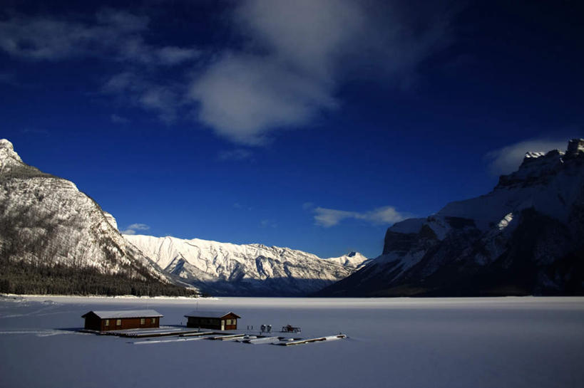 无人,家,横图,室外,白天,正面,旅游,度假,湖,湖泊,美景,山,水,雪,雪山,大雪,房屋,屋子,冰,湖面,积雪,景观,山峰,水流,水面,雪景,云,云朵,冬季,冬天,山峦,云彩,娱乐,楼房,住宅,蓝色,白云,蓝天,天空,自然,湖水,天,享受,休闲,景色,放松,寒冷,晴朗,冰冷,自然风光,严寒,冰凉,酷寒,凛冽,凛凛,极冷,晴空,彩图,房子