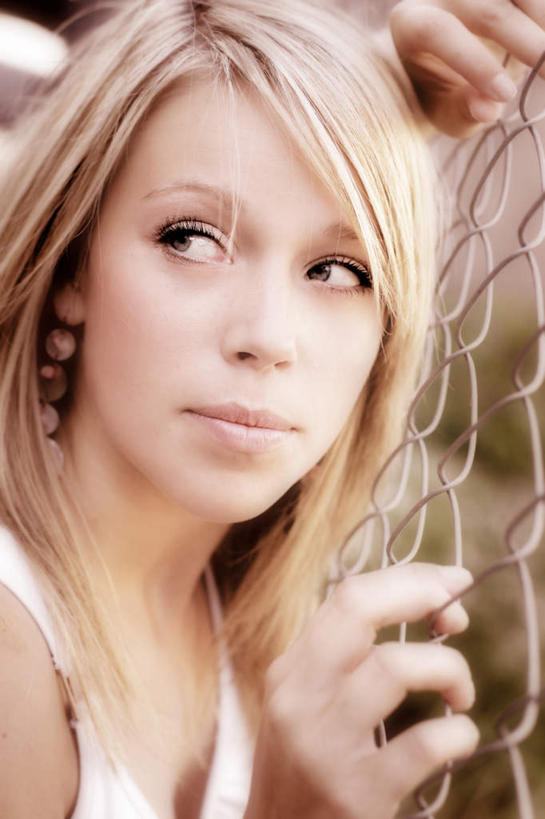 西方人,脸,头,脸颊,一个人,栏杆,站,竖图,室内,白天,正面,欧洲,欧洲人,仅一个年轻女性,仅一个女性,仅一个人,服装,围栏,扭头,注视,休闲装,护栏,衣服,观察,看,站着,转头,休闲,休闲服,服饰,观看,察看,关注,年轻女性,女人,女性,白种人,头部,脸部,脸蛋,面部,站立,半身,彩图