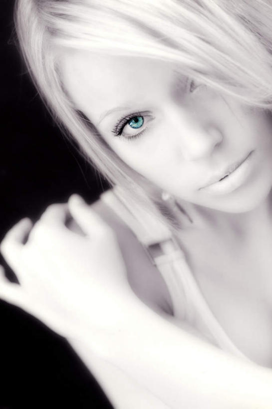 西方人,一个人,坐,摸,竖图,室内,白天,正面,欧洲,欧洲人,仅一个年轻女性,仅一个女性,仅一个人,抚摸,黑色背景,注视,观察,看,摄影,影棚,观看,察看,关注,年轻女性,女人,女性,白种人,触摸,接触,坐着,半身,彩图,影棚拍摄,拍摄