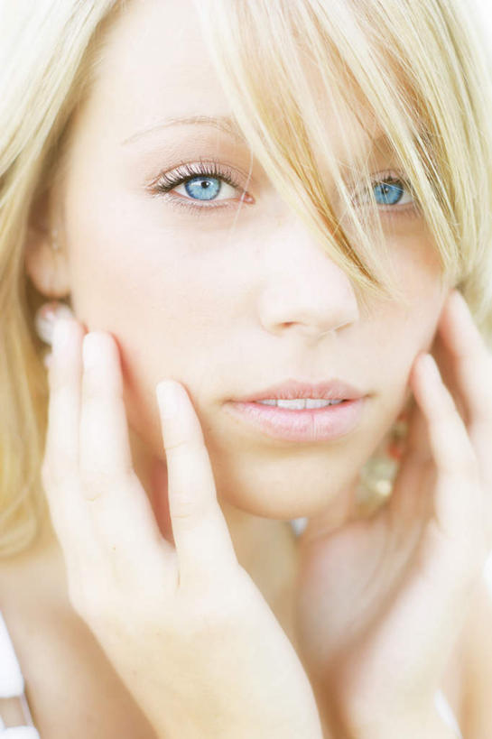 西方人,脸,头,眼睛,脸颊,眉毛,睫毛,一个人,站,摸,竖图,室内,特写,白天,正面,欧洲,欧洲人,瞳孔,仅一个年轻女性,仅一个女性,仅一个人,抚摸,注视,蓝色,观察,看,站着,眼部,观看,察看,关注,年轻女性,女人,女性,白种人,头部,睫,脸部,脸蛋,眉,面部,眼,眼睫毛,眼眉,触摸,接触,站立,半身,彩图,眼眉毛