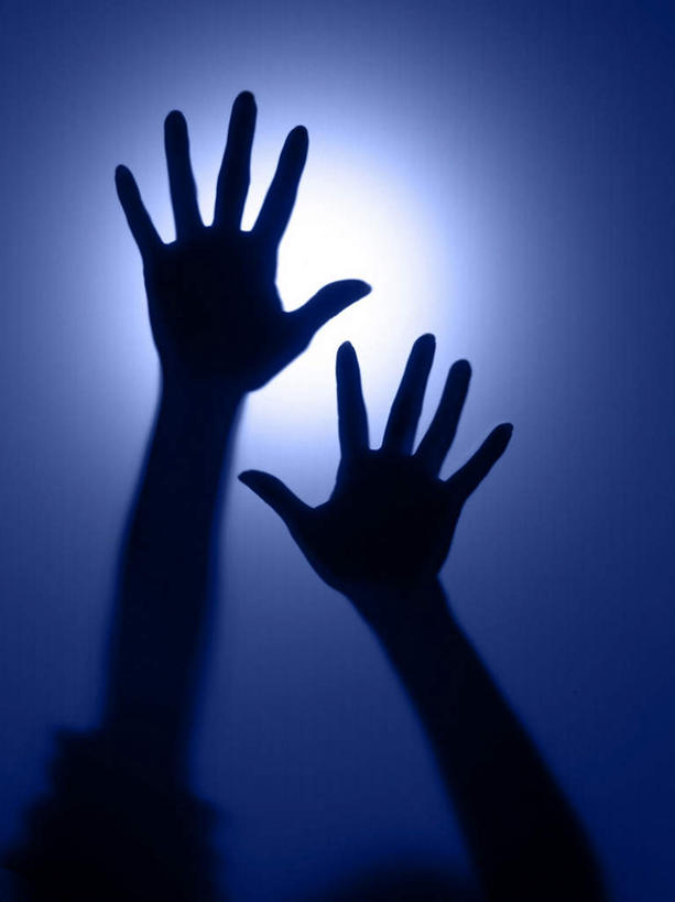 西方人,手,一个人,站,举,竖图,室内,特写,夜晚,正面,欧洲,欧洲人,双手,仅一个男性,仅一个人,仅一个年轻男性,托,站着,手部,男人,男性,年轻男性,白种人,举起,举手,举着,向上举,向上伸,向上托,站立,半身,彩图