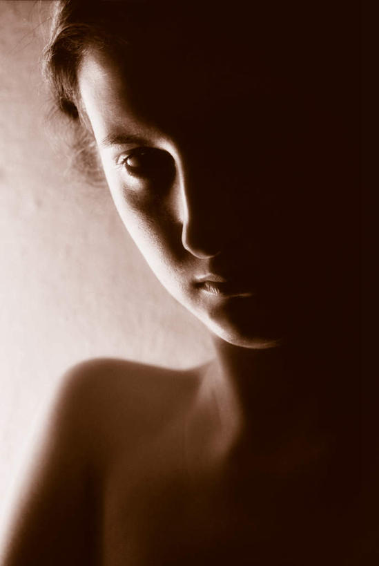 西方人,一个人,站,竖图,室内,白天,白色背景,正面,欧洲,欧洲人,仅一个年轻女性,仅一个女性,仅一个人,注视,裸露,低头,观察,看,站着,摄影,影棚,观看,察看,关注,裸,年轻女性,女人,女性,白种人,站立,半身,彩图,影棚拍摄,拍摄