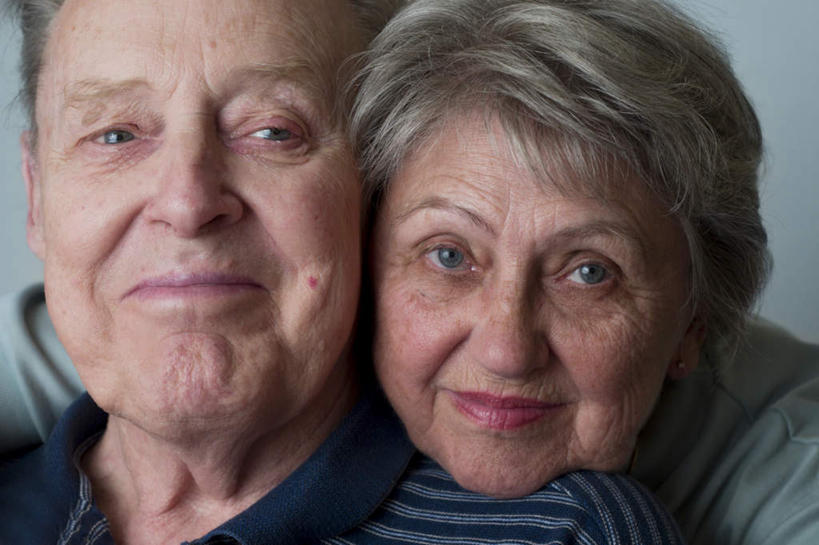 西方人,老年人,脸,头,脸颊,两个人,家庭,夫妻,站,笑,微笑,横图,室内,特写,白天,正面,爱情,欧洲,欧洲人,服装,浪漫,注视,休闲装,衣服,观察,看,站着,休闲,温暖,温馨,一家人,休闲服,恩爱,恋人,摄影,服饰,影棚,观看,和睦,察看,关注,老年男性,老年女性,男人,男性,女人,女性,白种人,头部,脸部,脸蛋,面部,夫妇,情侣,站立,半身,彩图,影棚拍摄,拍摄,伴侣,融洽