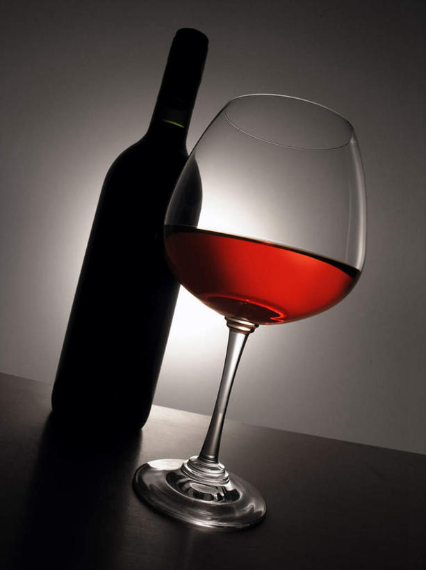 无人,竖图,室内,特写,白天,正面,桌面,桌子,静物,杯子,灰色背景,木制,高脚杯,红酒杯,一杯,红酒瓶,玻璃制品,酒瓶,玻璃瓶,酒杯,木制品,瓶子,摄影,影棚,一瓶,玻璃杯,彩图,影棚拍摄,拍摄