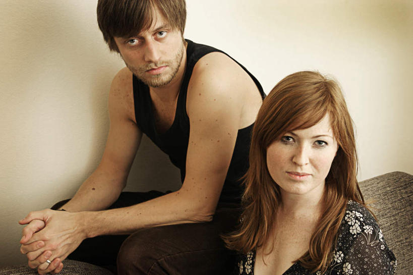 西方人,两个人,家庭,夫妻,坐,横图,室内,白天,正面,爱情,沙发,欧洲,欧洲人,墙,浪漫,注视,墙壁,墙面,看,温暖,温馨,一家人,恩爱,恋人,和睦,关注,布艺沙发,男人,男性,年轻男性,年轻女性,女人,女性,白种人,年轻人,夫妇,情侣,抬头,仰头,坐着,半身,彩图,伴侣,融洽