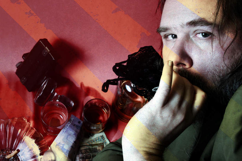 西方人,一个人,坐,横图,室内,白天,正面,香烟,欧洲,欧洲人,仅一个男性,仅一个人,注视,玻璃制品,仅一个年轻男性,玻璃瓶,瓶子,观察,看,烟,观看,察看,关注,男人,男性,年轻男性,白种人,卷烟,烟草,纸烟,坐着,半身,彩图