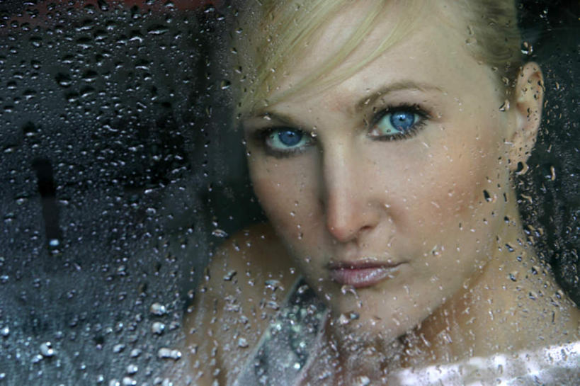 西方人,一个人,坐,横图,室内,白天,正面,水,窗户,欧洲,欧洲人,仅一个年轻女性,仅一个女性,仅一个人,液体,水滴,注视,玻璃窗,观察,看,金色,观看,察看,关注,年轻女性,女人,女性,白种人,长发,坐着,半身,彩图