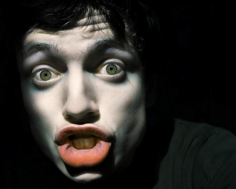 西方人,脸,头,脸颊,一个人,站,横图,室内,特写,白天,正面,欧洲,欧洲人,仅一个男性,仅一个人,注视,仅一个年轻男性,观察,看,站着,观看,察看,关注,男人,男性,年轻男性,白种人,头部,脸部,脸蛋,面部,站立,半身,彩图