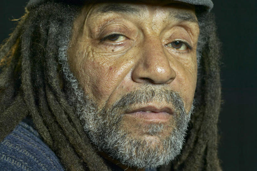 西方人,脸,头,脸颊,胡须,一个人,站,横图,室内,特写,白天,正面,欧洲,欧洲人,仅一个男性,仅一个人,黑色背景,注视,观察,看,站着,仅一个老年男性,摄影,影棚,观看,察看,关注,老年男性,男人,男性,白种人,头部,胡子,络腮胡,脸部,脸蛋,面部,站立,半身,彩图,影棚拍摄,拍摄