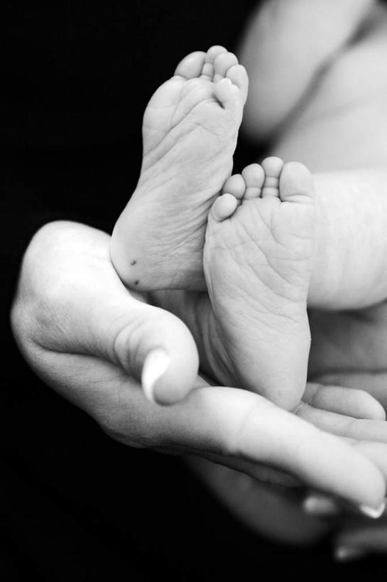 西方人,婴儿,儿童,手,腿部,脚,脚趾,脚趾甲,腿,两个人,家庭,父亲,女儿,站,抱,竖图,黑白,室内,特写,白天,正面,纯洁,欧洲,欧洲人,黑色背景,光脚,小孩,站着,温暖,温馨,父女,一家人,赤脚,手部,父爱,可爱,摄影,活泼,影棚,抱着,单手,和睦,搂着,宝宝,纯真,烂漫,无邪,伶俐,天真,男人,男性,年轻男性,白种人,孩子,年轻人,脚指甲,搂,搂抱,站立,半身,影棚拍摄,拍摄,融洽