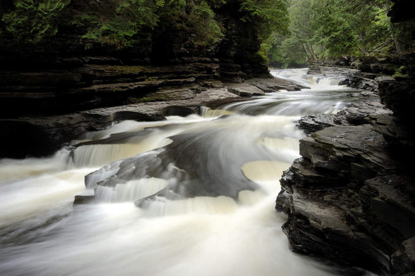 无人,横图,室外,白天,正面,旅游,度假,石头,美景,瀑布,森林,树林,水,植物,美国,飞溅,溅,石子,液体,景观,水滴,娱乐,水珠,树,树木,绿色,自然,享受,休闲,景色,放松,生长,成长,北美,北美洲,喷洒,自然风光,美洲,北亚美利加洲,亚美利加洲,密歇根,密歇根州,貂熊州,狼獾之州,狼獾州,跌水,石块,岩石,彩图