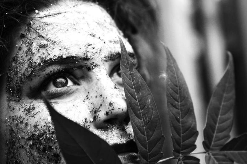 西方人,脸,头,脸颊,一个人,站,横图,室内,白天,正面,叶子,欧洲,欧洲人,仅一个年轻女性,仅一个女性,仅一个人,泥土,土壤,枫叶,枯叶,落叶,注视,黄色,红色,看,站着,枫树叶,关注,年轻女性,女人,女性,白种人,头部,脸部,脸蛋,面部,叶,叶片,抬头,仰头,站立,半身,彩图