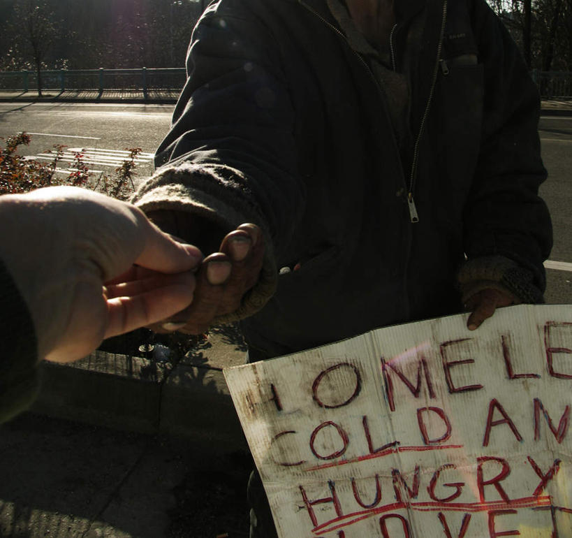 西方人,两个人,伙伴,朋友,横图,室内,白天,正面,友谊,钱,欧洲,欧洲人,握,阴影,光线,英文,标志,钱币,文字,影子,字符,字母,拿,拿着,标识,阳光,握着,金融,经济,英文字母,流通,贸易,友情,货币,现金,硬币,男人,男性,年轻男性,白种人,半身,彩图