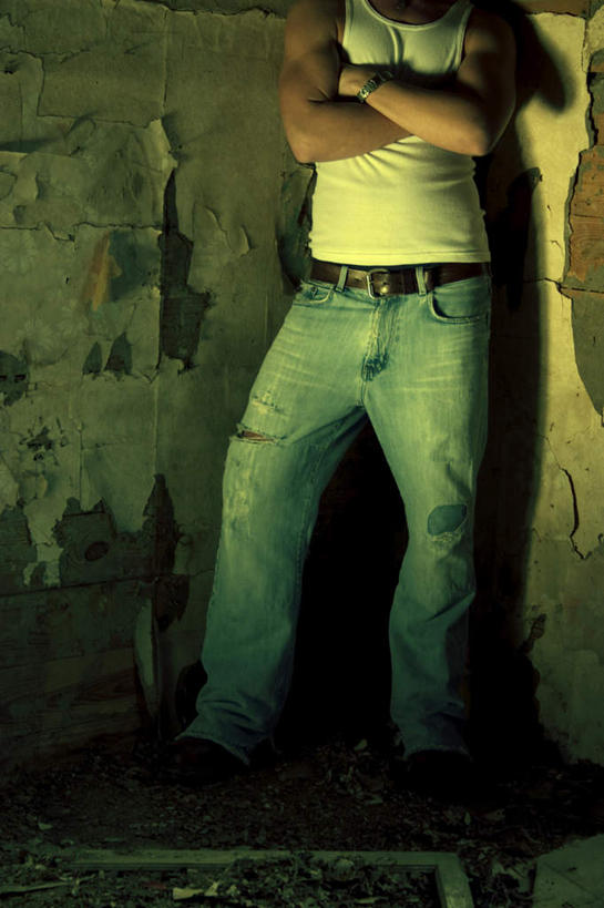 西方人,一个人,站,双手交叉,竖图,室内,白天,正面,欧洲,欧洲人,仅一个男性,仅一个人,服装,墙,休闲装,墙壁,墙面,仅一个年轻男性,衣服,站着,休闲,休闲服,服饰,双手抱胸,男人,男性,年轻男性,白种人,站立,半身,彩图