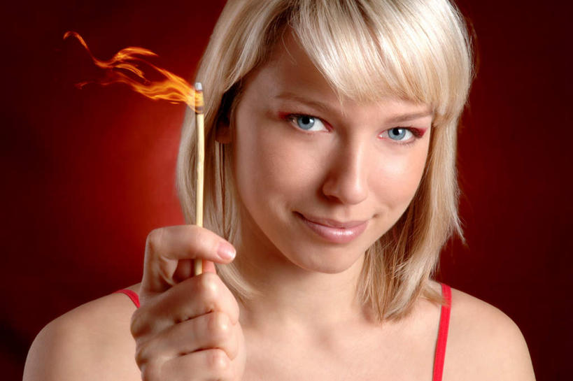 西方人,一个人,站,横图,室内,白天,正面,热情,火,欧洲,欧洲人,仅一个年轻女性,仅一个女性,仅一个人,红色背景,火焰,燃烧,注视,观察,看,站着,摄影,影棚,观看,察看,关注,年轻女性,女人,女性,白种人,站立,半身,彩图,影棚拍摄,拍摄