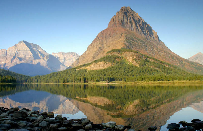 无人,横图,室外,白天,正面,旅游,度假,湖,湖泊,石头,美景,森林,山,山脉,树林,水,植物,美国,阴影,反射,石子,影子,湖面,景观,山峰,水流,水面,山峦,娱乐,树,树木,绿色,自然,湖水,群山,享受,休闲,景色,放松,生长,成长,北美,北美洲,自然风光,美洲,蒙大拿州,北亚美利加洲,亚美利加洲,蒙大拿,长空之乡,财富之州,石块,岩石,彩图