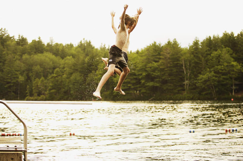 西方人,儿童,一个人,跳,举,横图,室外,白天,正面,纯洁,河流,森林,树林,水,植物,欧洲,欧洲人,仅一个男性,仅一个人,河水,水流,半空,裸露,树,树木,小孩,绿色,自然,托,仅一个小孩,可爱,童年,童趣,生长,成长,裸,童真,烂漫,无邪,天真,男孩,男人,男性,白种人,孩子,举起,举手,举着,跳跃,向上举,向上伸,向上托,彩图,全身,男生