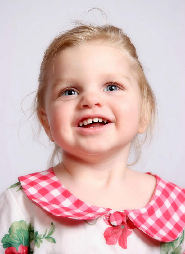 西方人,儿童,脸,头,脸颊,一个人,站,竖图,室内,特写,白天,白色背景,正面,裙子,纯洁,欧洲,欧洲人,仅一个女性,仅一个人,连衣裙,小孩,站着,仅一个小孩,可爱,童年,童趣,摄影,影棚,童真,烂漫,无邪,天真,女孩,女人,女性,白种人,孩子,头部,脸部,脸蛋,面部,站立,半身,彩图,影棚拍摄,拍摄,女生