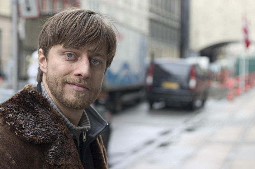 西方人,一个人,站,横图,室外,白天,正面,道路,路,公路,汽车,欧洲,欧洲人,仅一个男性,仅一个人,阴影,服装,光线,影子,交通,注视,休闲装,车,仅一个年轻男性,衣服,阳光,交通工具,轿车,观察,看,站着,休闲,休闲服,服饰,观看,察看,关注,载具,男人,男性,年轻男性,白种人,马路,站立,半身,彩图