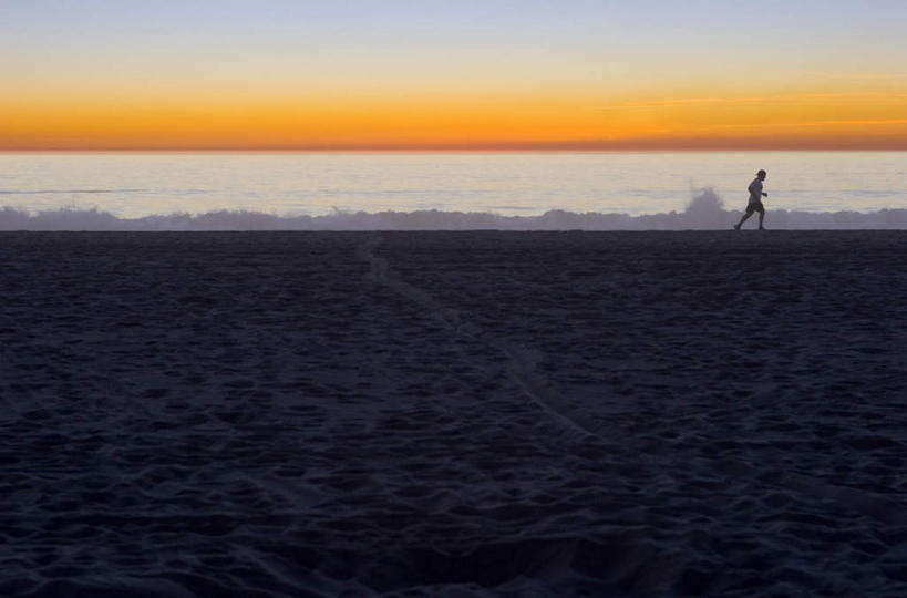 西方人,一个人,走,横图,室外,白天,正面,日落,欧洲,欧洲人,仅一个男性,仅一个人,服装,晚霞,霞光,落日,休闲装,仅一个年轻男性,衣服,蓝色,蓝天,天空,黄昏,天,休闲,休闲服,彩霞,服饰,夕照,男人,男性,年轻男性,白种人,夕阳,步行,散步,走路,彩图,全身,斜阳