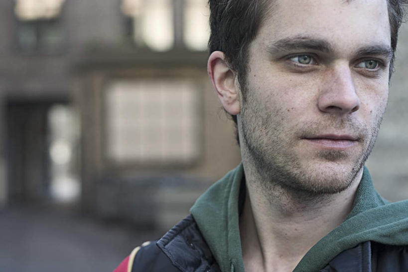 西方人,胡须,一个人,家,站,横图,室外,白天,正面,欧洲,欧洲人,仅一个男性,仅一个人,服装,朦胧,模糊,房屋,屋子,注视,休闲装,楼房,住宅,仅一个年轻男性,衣服,观察,看,站着,休闲,休闲服,服饰,观看,察看,关注,男人,男性,年轻男性,白种人,胡子,小胡子,站立,半身,彩图,房子