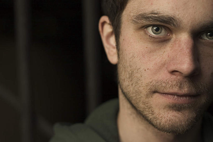 西方人,胡须,一个人,家,站,横图,室外,白天,正面,欧洲,欧洲人,仅一个男性,仅一个人,服装,朦胧,模糊,房屋,屋子,注视,休闲装,楼房,住宅,仅一个年轻男性,衣服,观察,看,站着,休闲,休闲服,服饰,观看,察看,关注,男人,男性,年轻男性,白种人,胡子,小胡子,站立,半身,彩图,房子