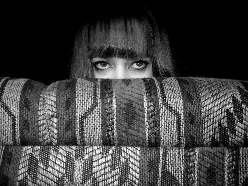 西方人,眼睛,眉毛,睫毛,一个人,站,横图,黑白,室内,特写,白天,正面,沙发,欧洲,欧洲人,瞳孔,仅一个年轻女性,仅一个女性,仅一个人,黑色背景,注视,观察,看,站着,眼部,摄影,影棚,观看,察看,关注,布艺沙发,年轻女性,女人,女性,白种人,睫,眉,眼,眼睫毛,眼眉,站立,半身,影棚拍摄,拍摄,眼眉毛